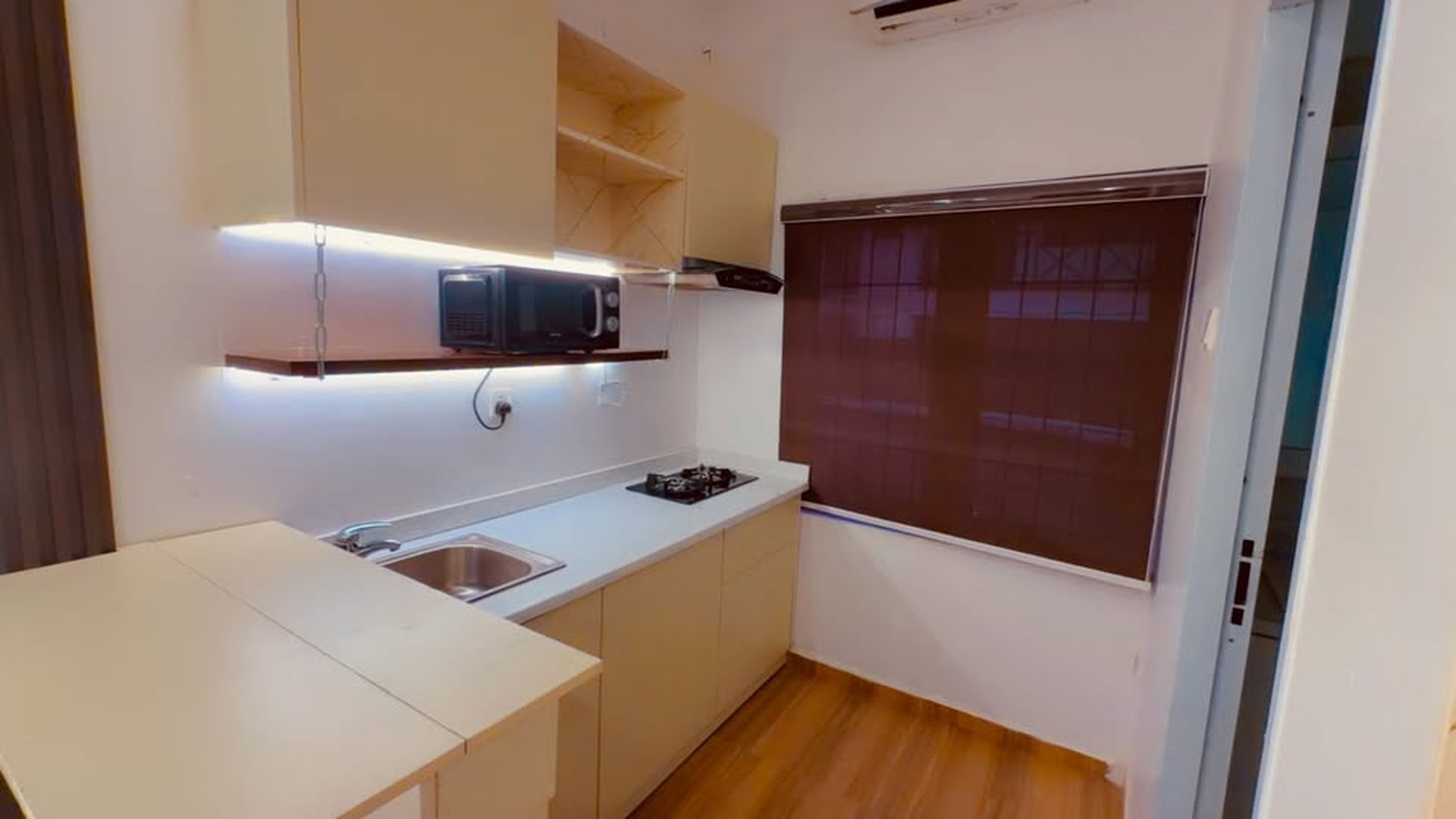 Studio Deluxe full kitchen with oven, hob and microwave