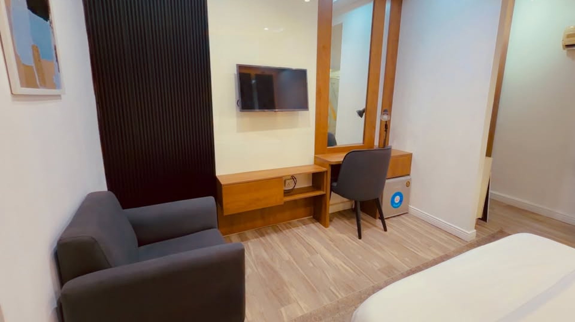 Standard 2 work desk, dressing mirror and lounge